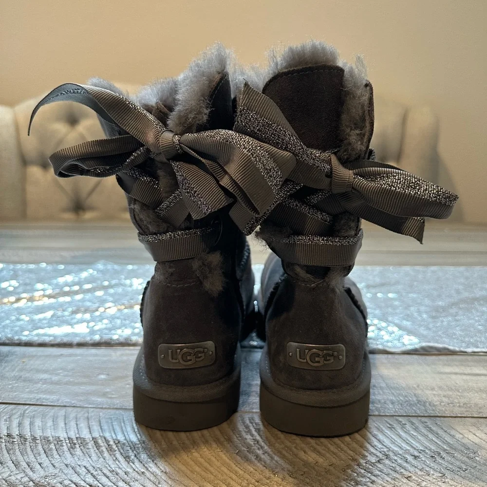 UGG - Picture 1 of 3